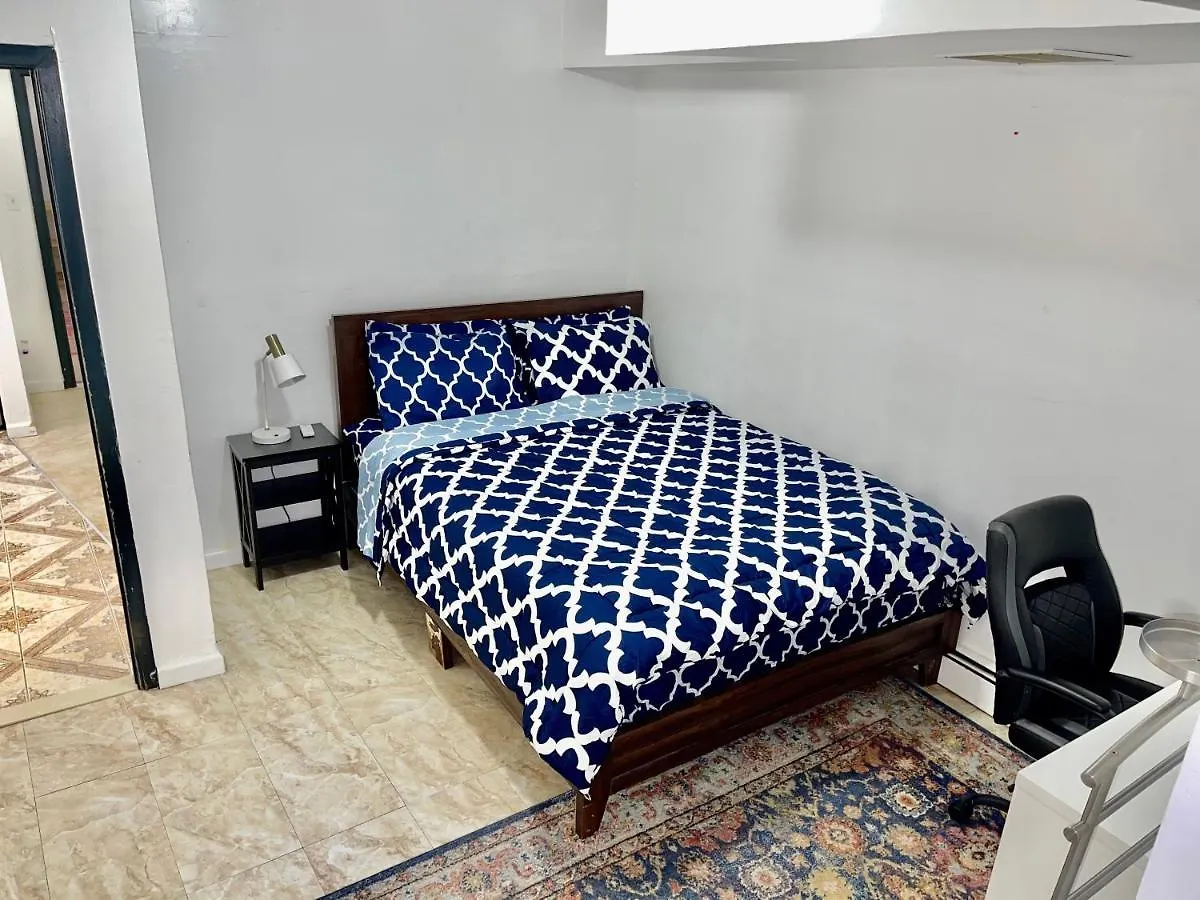 2 Bedrooms Lr Kit Bath And Backyard 2 Stops To Manhattan New York