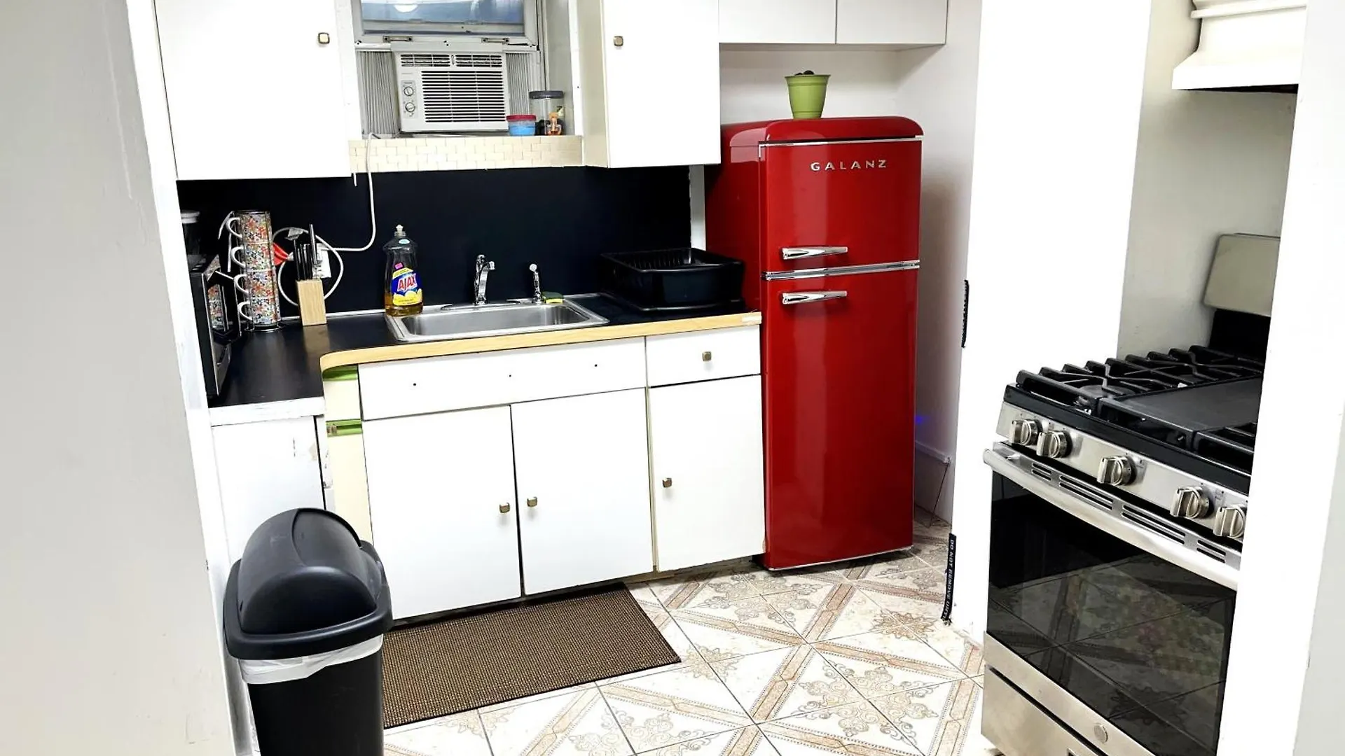 2 Bedrooms Lr Kit Bath And Backyard 2 Stops To Manhattan New York Apartment