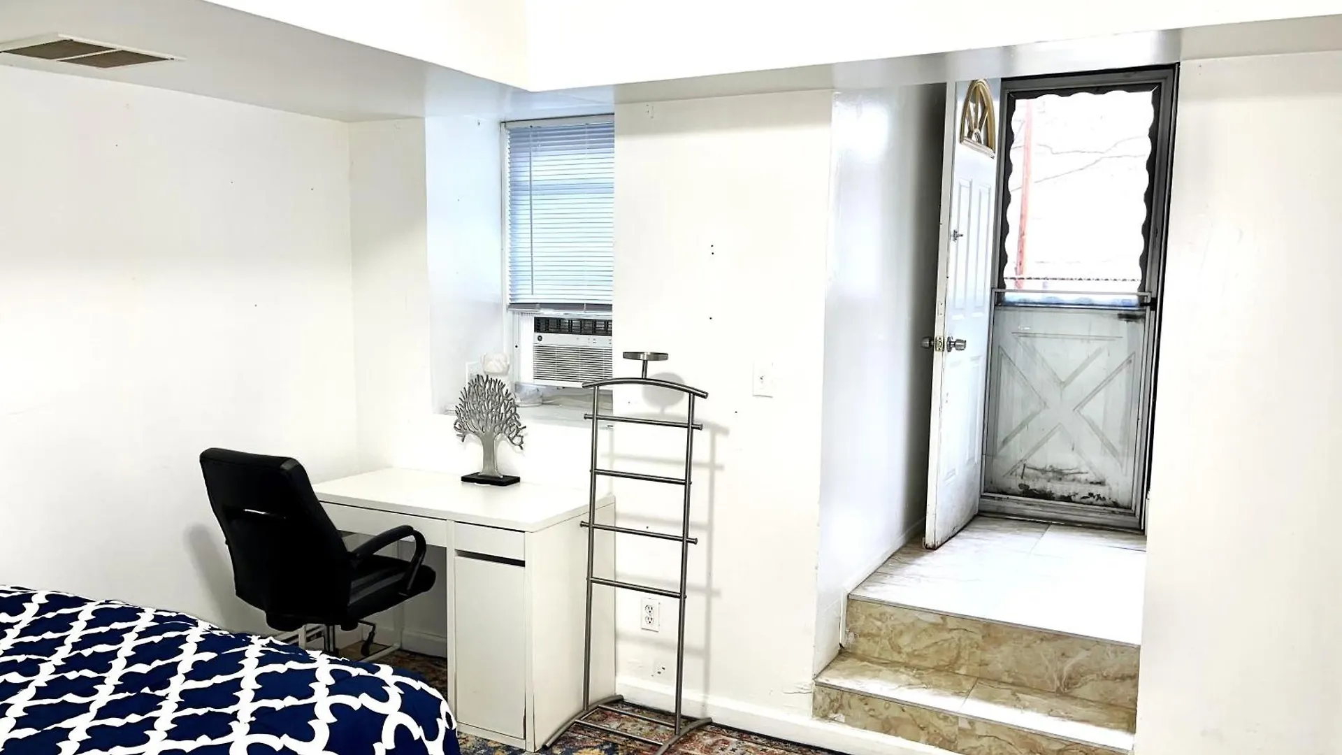 2 Bedrooms Lr Kit Bath And Backyard 2 Stops To Manhattan New York USA